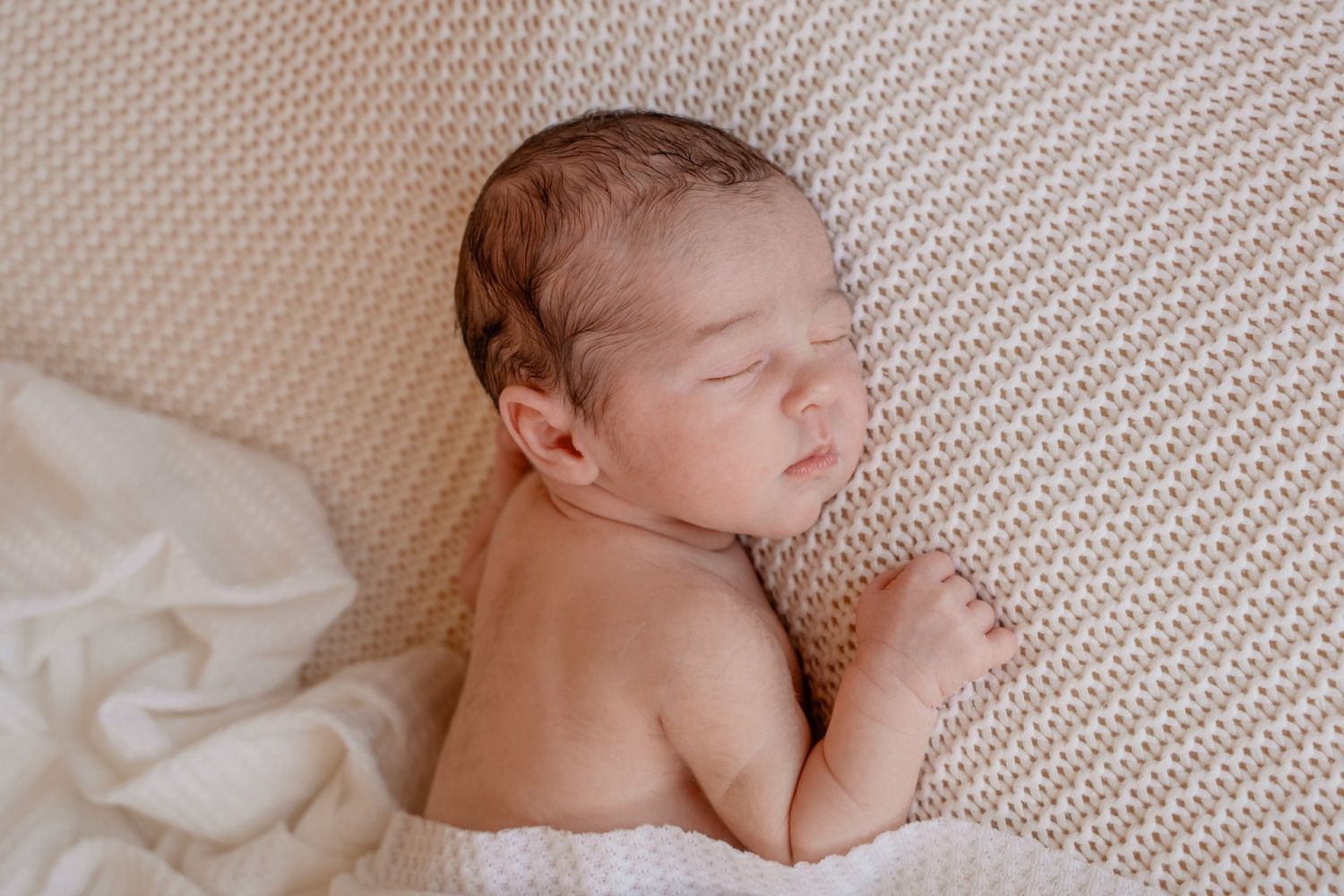 Newbornfotograaf Geel Fotograaf met een warme magische stijl voor jullie Newborn in de buurt van Geel.